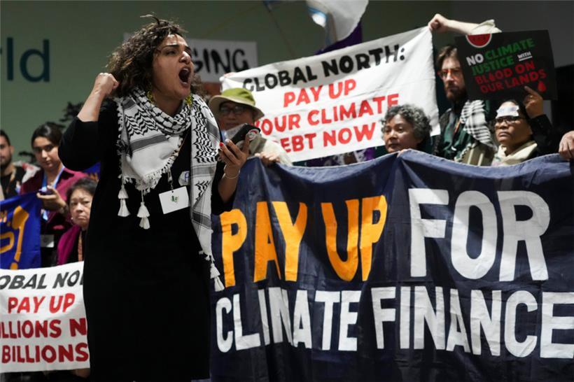 Aktivisten nehmen an einer Demonstration für die Klimafinanzierung auf dem UN-Klimagipfel COP29 teil
