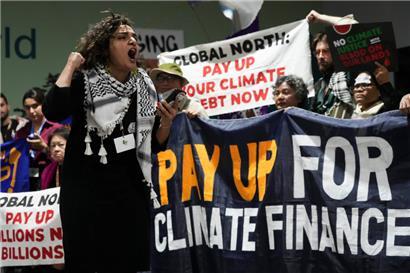 Aktivisten nehmen an einer Demonstration für die Klimafinanzierung auf dem UN-Klimagipfel COP29 teil
