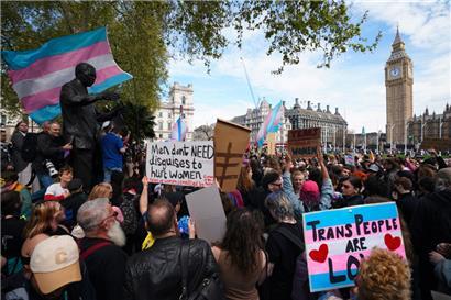 Aktivisten nehmen an einer Kundgebung teil, die von Trans-Rechtsgruppen, Gewerkschaften und Gemeindeorganisationen auf dem Parliament Square im Zentrum Londons organisiert wurde, nachdem der Oberste Gerichtshof über die Definition der Frau im Gleichstellungsgesetz entschieden hat.
