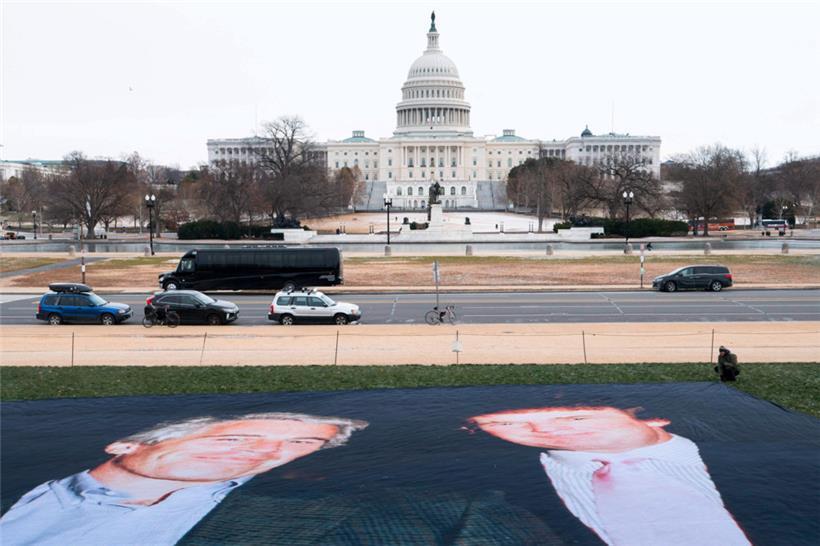 Aktivisten von Glasgow Actions enthüllen am 15. Dezember 2025 auf der National Mall in der Nähe des US-Kapitols in Washington, DC, das ihrer Aussage nach größte Banner der Welt mit einem Foto von US-Präsident Donald Trump und Jeffrey Epstein
