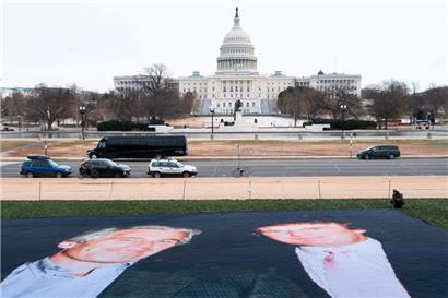 Aktivisten von Glasgow Actions enthüllen am 15. Dezember 2025 auf der National Mall in der Nähe des US-Kapitols in Washington, DC, das ihrer Aussage nach größte Banner der Welt mit einem Foto von US-Präsident Donald Trump und Jeffrey Epstein
