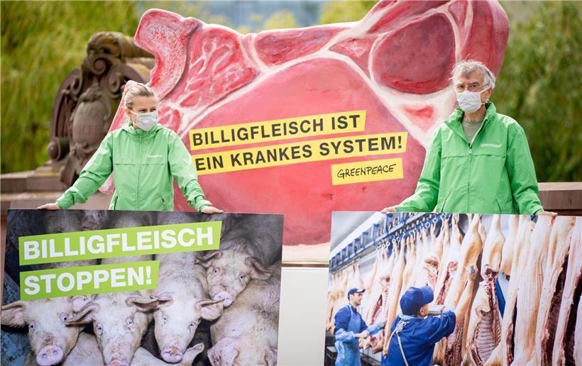 Aktivisten von Greenpeace demonstrieren mit Plakaten vor dem Bundeskanzleramt gegen die Fleischindustrie.

