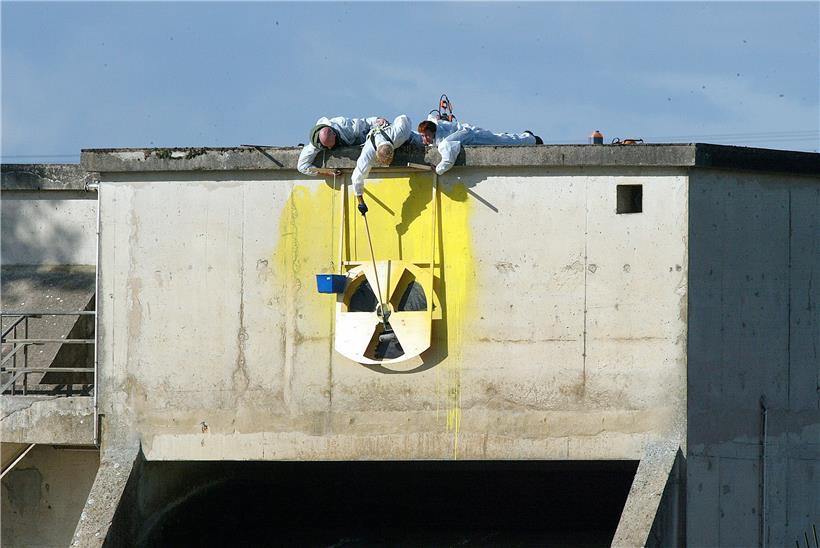 Aktivisten von Greenpeace gelangten 2003 ohne größere Probleme auf das Gelände des AKWs in Cattenom
