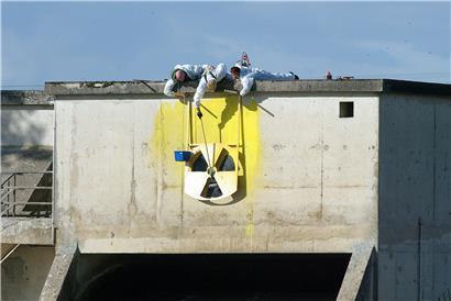 Aktivisten von Greenpeace gelangten 2003 ohne größere Probleme auf das Gelände des AKWs in Cattenom

