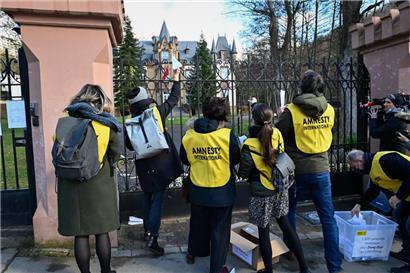 Aktivisten werfen die Petition über das Eingangstor
