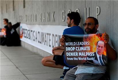 Aktivisten zeigen am 22. September 2022 vor dem Hauptsitz der Weltbank in Washington, DC, ein Transparent, auf dem Weltbankpräsident David Malpass als „Klimaleugner“ bezeichnet wird
