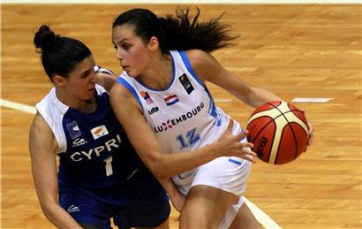 Aktuell spielen drei Luxemburgerinnen (u.a. Julija Vujakovic, in Weiß) an einem College in den USA
