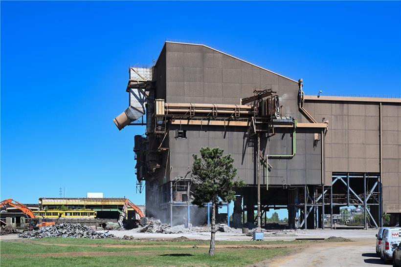 Abbruch und Reinigung alter Industriegebäude in mehreren Etappen während der Sanierung