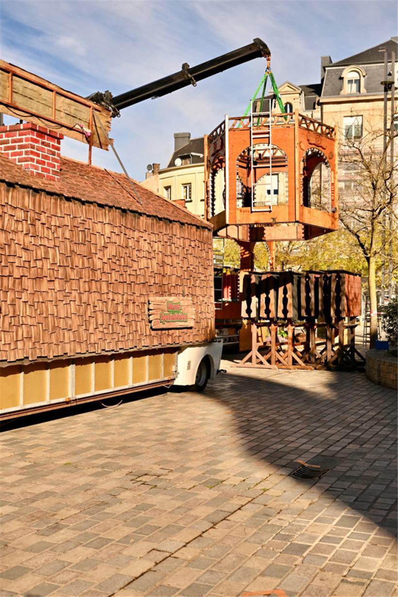 Aktuell werden die einzelnen Elemente der Buden montiert
