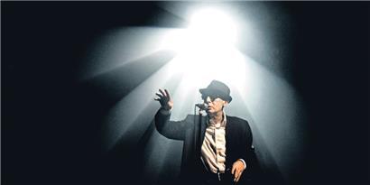 Alain Bashung, lors de sa dernière tournée, où il apparaît en „spectre shakespearien traversant les villes et remuant les sentiments de chacun“, selon les mots de Christophe Conte
