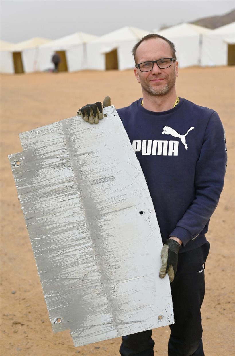 Am Samstag begannen die Probleme Alain zeigt beschädigten Autogang, verformtes Blech blockiert fünften Gang beim Schalten