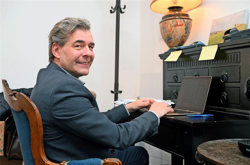 Alain Massen in seinem Büro für Psychotherapie
