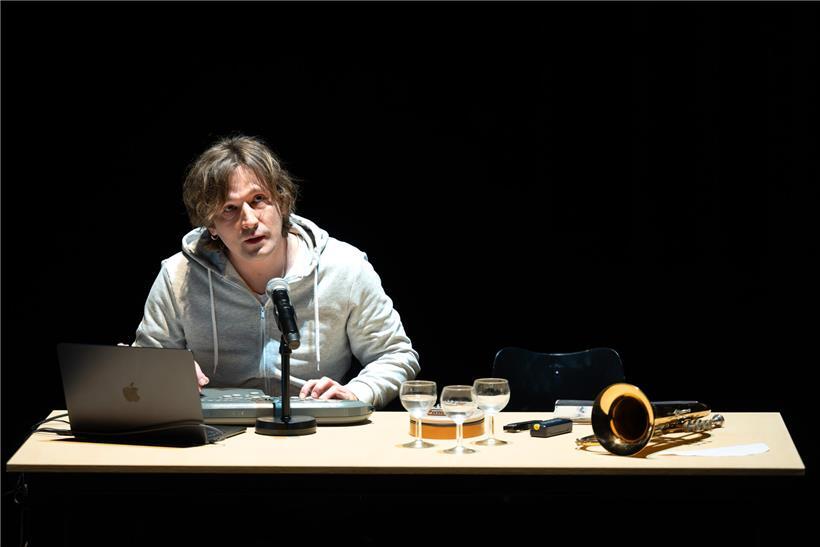 Alain Schumann trägt in „Success Story“ sowohl Berichte vor als auch Songs