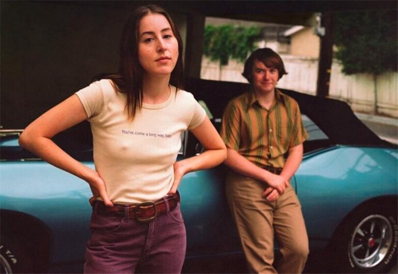 Alana Kane (Alana Haim) versteht nicht, wieso der zehn Jahre jüngere Gary Valentine (Cooper Hoffman) sie angräbt
