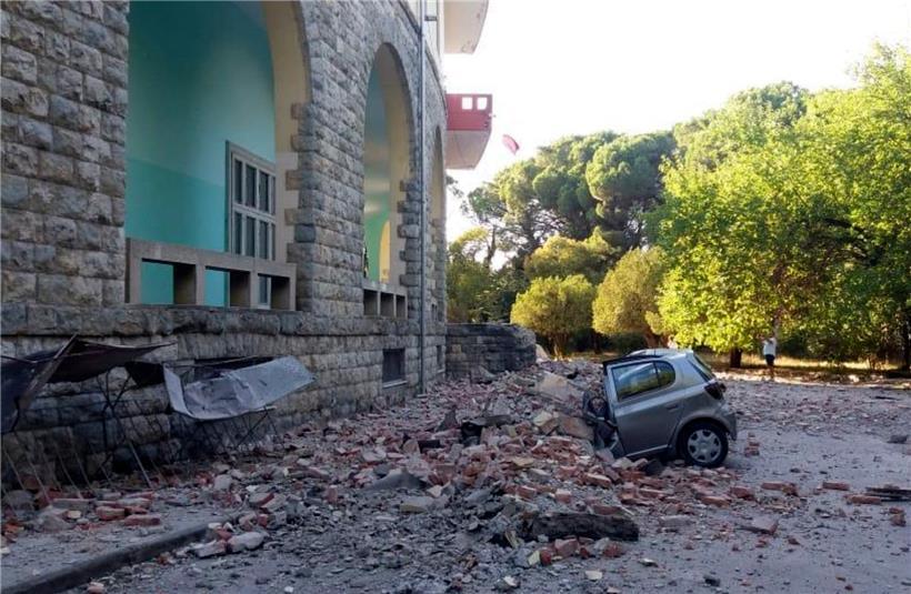 Albanien, Tirana: Ein beschädigtes Auto liegt nach einem Erdbeben unter den Trümmern vor dem Gebäude der Geologie-Fakultät. Mehrere Erdbeben haben den Balkanstaat Albanien erschüttert.
