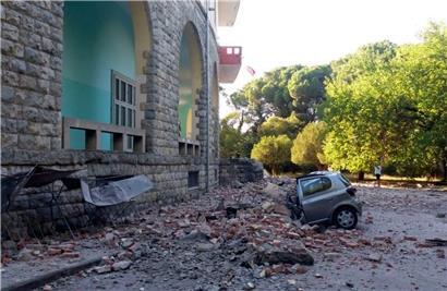 Albanien, Tirana: Ein beschädigtes Auto liegt nach einem Erdbeben unter den Trümmern vor dem Gebäude der Geologie-Fakultät. Mehrere Erdbeben haben den Balkanstaat Albanien erschüttert.
