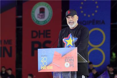 Albaniens Ministerpräsident Edi Rama spricht während seiner Hauptwahlkampfkundgebung. Seine regierende Sozialistische Partei (PS) strebt eine vierte Amtszeit an
