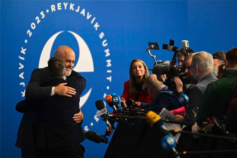Albaniens Premierminister Edi Rama (L) umarmt Luxemburgs Premierminister Xavier ...