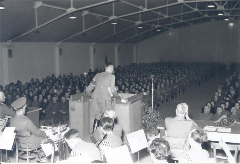 Albert Urmes stärkte alle Aufgeschlossenen und rüttelte die Oberflächlichen und Ewiggleichgültigen auf: Gaupropagandaleiter Albert Urmes vor 2.000 Volksgenossen in der Escher Stadthalle, März 1944
