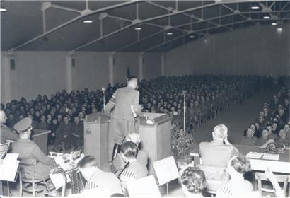 Albert Urmes stärkte alle Aufgeschlossenen und rüttelte die Oberflächlichen und Ewiggleichgültigen auf: Gaupropagandaleiter Albert Urmes vor 2.000 Volksgenossen in der Escher Stadthalle, März 1944
