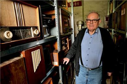 Albert Wolter inmitten eines Teils seiner Sammlung
