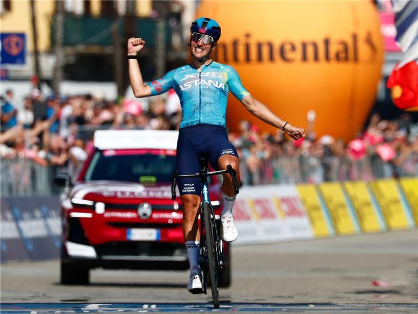Alberto Bettiol jubelt nach Sieg bei Radrennen am Freitag mit erhobenen Armen