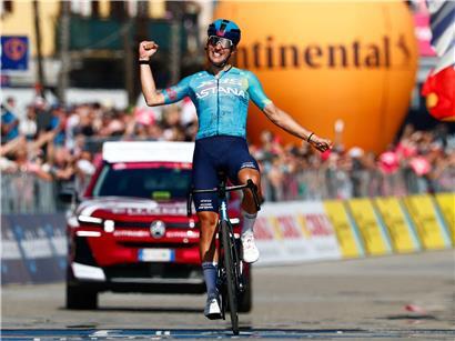 Alberto Bettiol jubelt nach Sieg bei Radrennen am Freitag mit erhobenen Armen