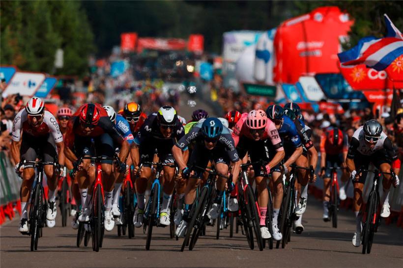 Alberto Dainese (Mitte, blauer Helm) ist zu seinem ersten Etappenerfolg bei der Vuelta gesprintet
