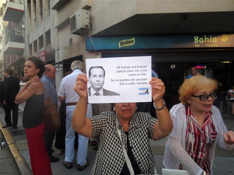 Alberto Nisman auf einem Plakat bei einer Demonstration in Buenos Aires kurz nach seinem Tod im Januar 2015
