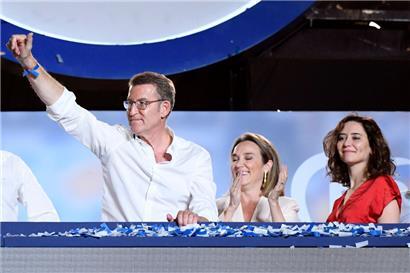 Alberto Núñez Feijóo (l.) hat die Wahlen zwar gewonnen, doch der Sieg könnte sich noch als Niederlage herausstellen 
