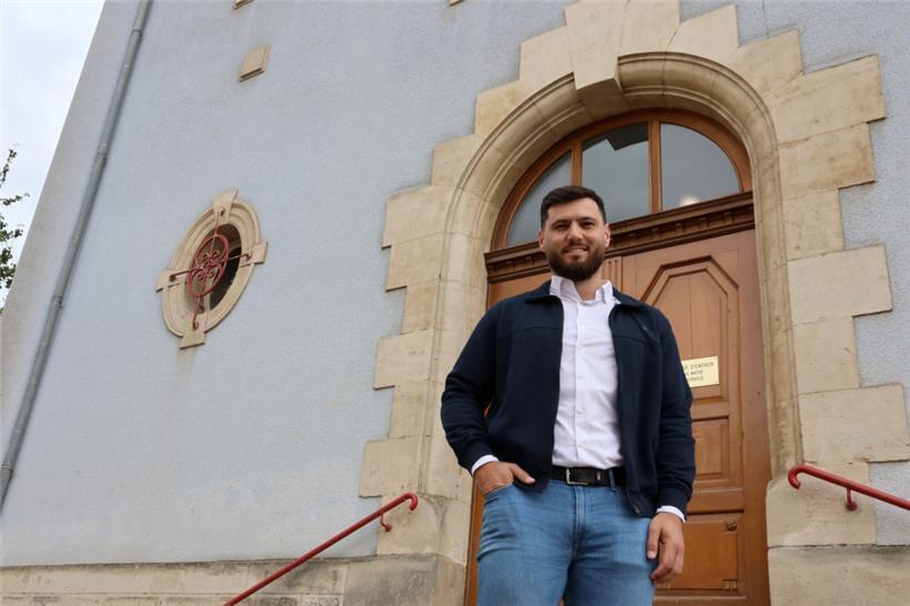 Aldin Avdic vor der Brill-Schule. Im Viertel ist der ehemalige Flüchtling, der nun für die LSAP in den Gemeinderat einzieht, verwurzelt.
