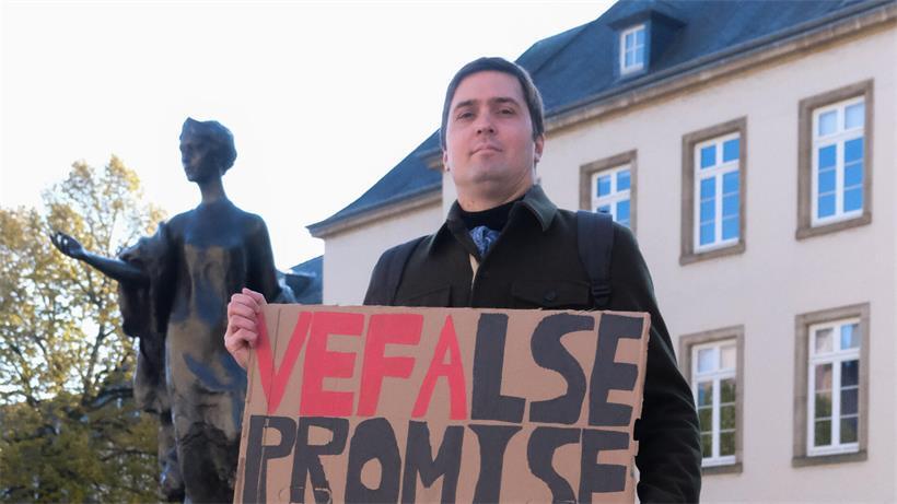 Alejandro Marx hat die Demonstration „We want our homes!“ organisiert. Der Escher ist selbst von einem seit Jahren verzögerten Wohnprojekt betroffen und fordert besseren gesetzlichen Schutz für VEFA-Käufer.