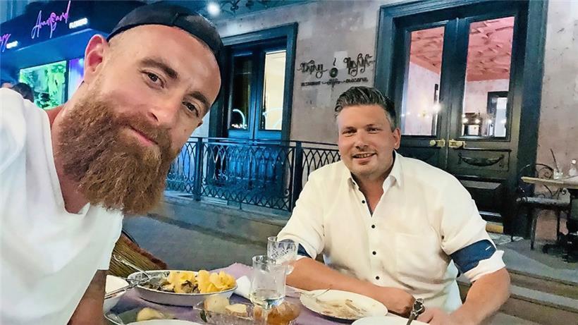 Aleksandre Karapetian (l.) zusammen mit Tageblatt-Redakteur Dan Elvinger beim Interview und gemeinsamen Abendessen in Erewan
