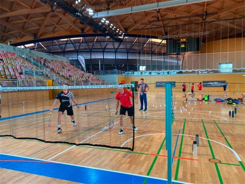 Alen Roj (im Hintergrund) hat in der Coque schon die ersten Trainingseinheiten geleitet 

