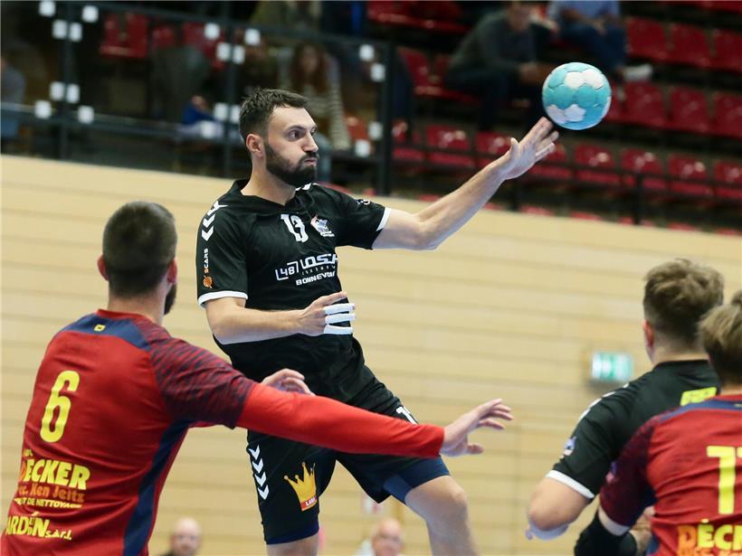 Porträt von Alen Zekan vor neutralem Hintergrund, Nahaufnahme eines lächelnden Mannes mit dunklen Haaren