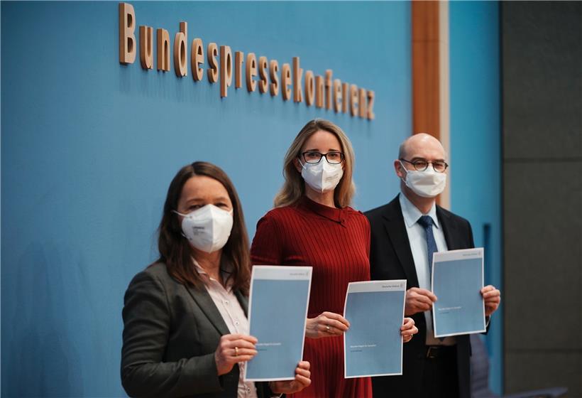 Alena Buyx, Vorsitzende des Deutschen Ethikrats (M.), Sigrid Graumann, Sprecherin der AG Pandemie des Deutschen Ethikrates (l.), und Volker Lipp, stellvertretender Vorsitzender des Deutschen Ethikrats (r.), zeigen die Empfehlungen des Rats vor einer Pressekonferenz zum Thema „Sonderregelungen für Geimpfte?“

