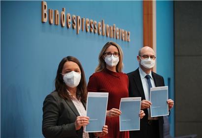 Alena Buyx, Vorsitzende des Deutschen Ethikrats (M.), Sigrid Graumann, Sprecherin der AG Pandemie des Deutschen Ethikrates (l.), und Volker Lipp, stellvertretender Vorsitzender des Deutschen Ethikrats (r.), zeigen die Empfehlungen des Rats vor einer Pressekonferenz zum Thema „Sonderregelungen für Geimpfte?“
