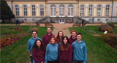 Alesontia-Mitglieder vor dem Poppelsdorfer Schloss im botanischen Garten Bonn. Neben dem mineralogischen Museum sind dort auch Teile der naturwissenschaftlichen Fakultät untergebracht.
