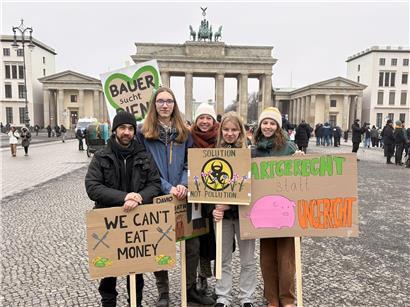 Alex und Sophie bei der „Wir haben es satt“-Demo in Berlin für nachhaltige Landwirtschaft und Umweltschutz