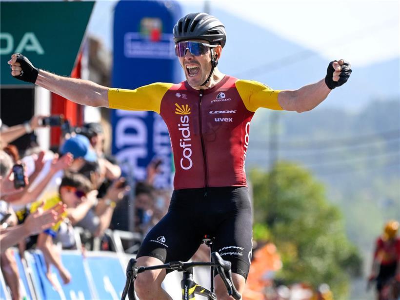 Alex Aranburu feiert seinen Sieg beim Radrennen am Dienstag mit jubelnder Geste auf der Ziellinie