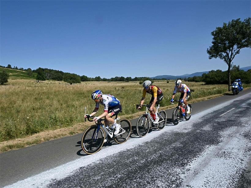 Alex Kirsch in der Mitte bei mutigem Auftritt auf der 4. Etappe der Tour de France am Dienstag
