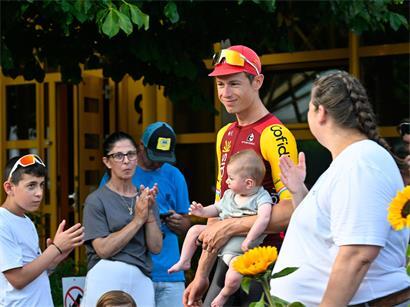 Alex Kirsch feiert 2023 seinen zweiten Zeitfahr-Titel bei Radrennen, dynamisch auf dem Rennrad unterwegs