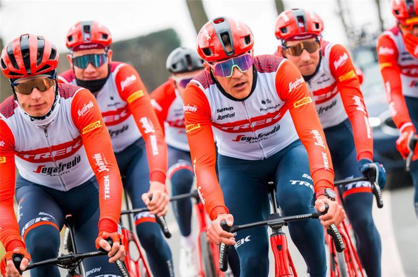 Alex Kirsch (links) hat am Donnerstag mit seinem Team Trek-Segafredo die Strecke des Omloop Het Nieuwsblad besichtigt 
