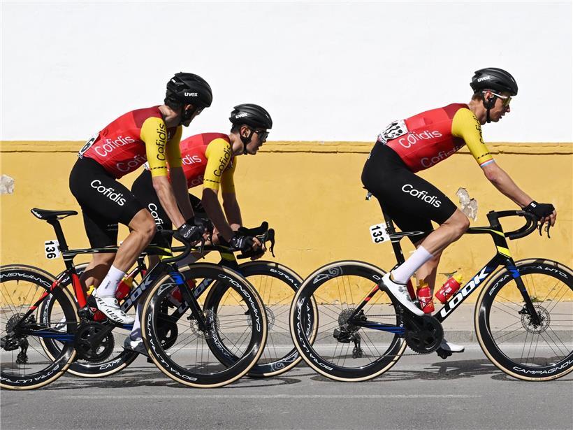 Alex Kirsch beim Training, vorbereitet für die Tour de France 2024 im Juli, Profi-Radsportler in Wettkampfkleidung