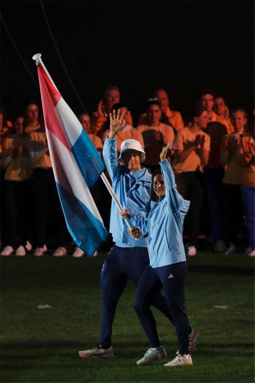 Alex Kirsch und Magaly Meynadier durften die luxemburgische Flagge ins Stadion tragen
