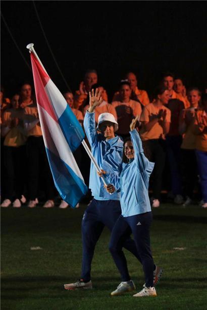 Alex Kirsch und Magaly Meynadier durften die luxemburgische Flagge ins Stadion tragen
