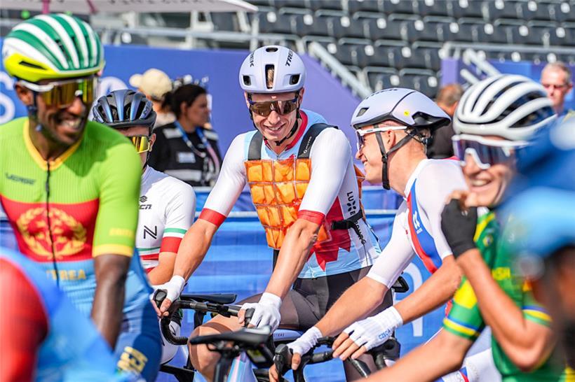 Alex Kirsch war sichtlich stolz auf die schicke Kühlweste, die er sich im Startbereich umgeschnürt hatte
