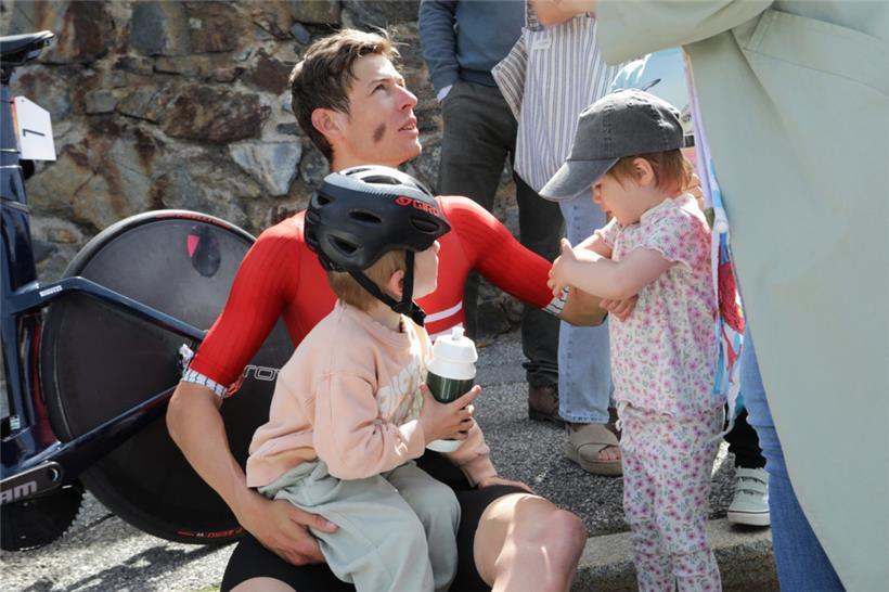 Alex Kirsch wurde im Ziel bereits von seinen größten Fans erwartet
