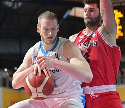 Alex Laurent (in Weiß) stand, wie hier gegen Albanien, bei allen sechs Siegen unter Trainer Ken Diederich auf dem Parkett
