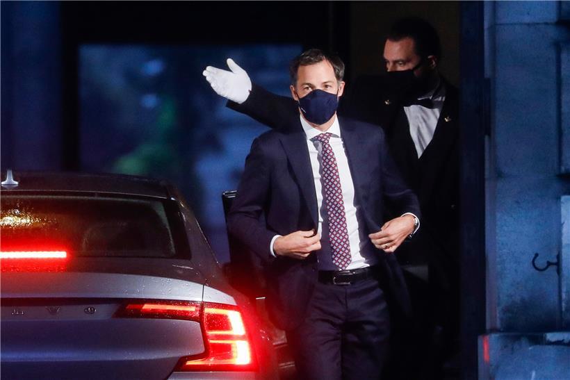 Alexander De Croo (l), Minister für Finanzen und Entwicklungshilfe, kommt zu einem Treffen mit dem König von Belgien am Königspalast an.
